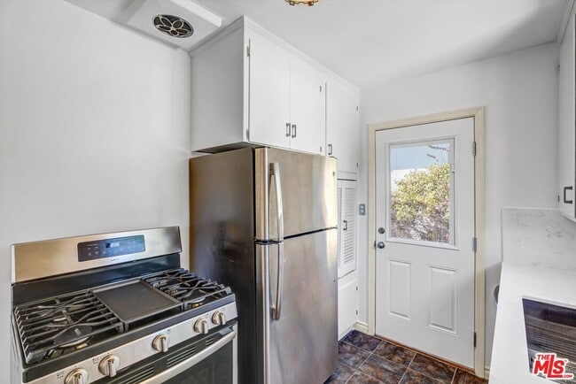 Building Photo - 520 N Beachwood Dr
