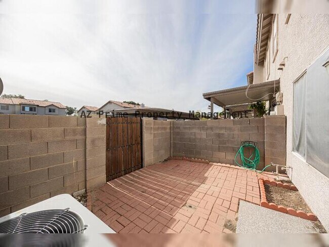 Building Photo - 1961 N Hartford St