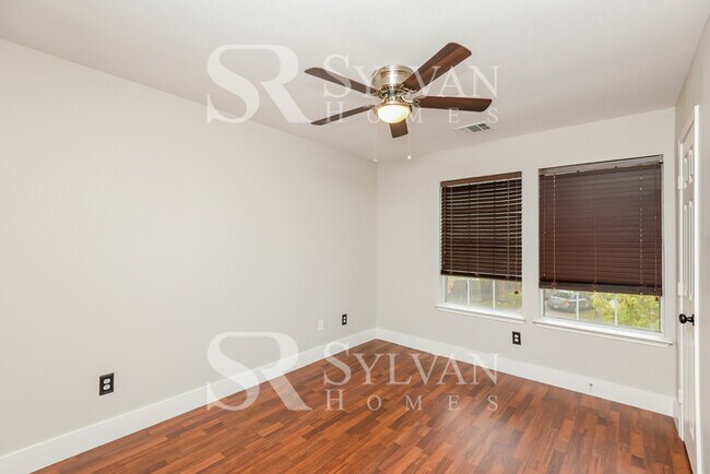 Building Photo - Spacious 4 bedroom 2.5 Bath Home for You