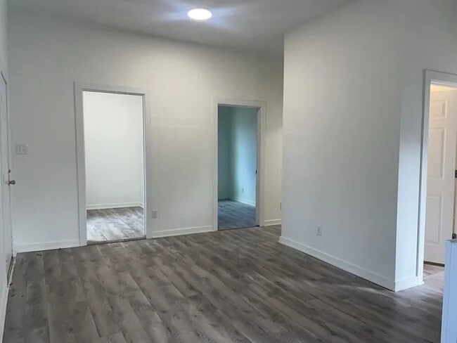 Building Photo - 3 Bedroom 2 Bathroom