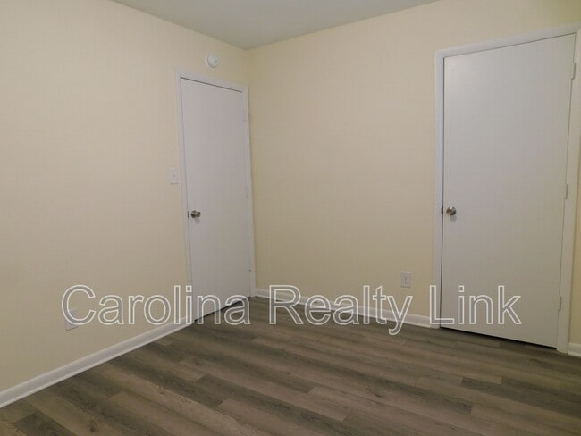 Building Photo - 416 E 19th St