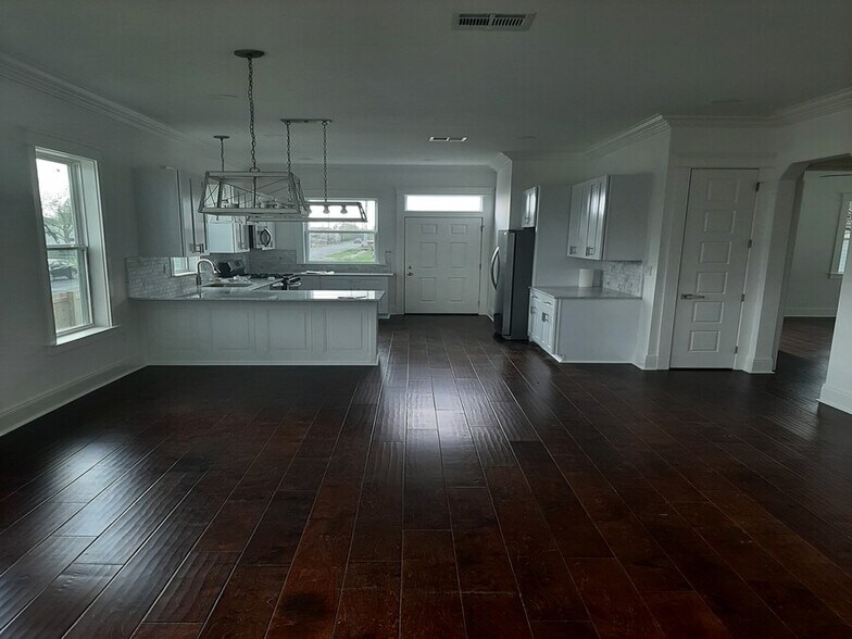 Building Photo - 3000 Saint Roch Ave