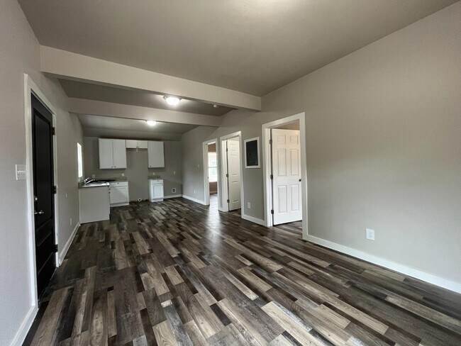 Building Photo - 8109 Glider Ave