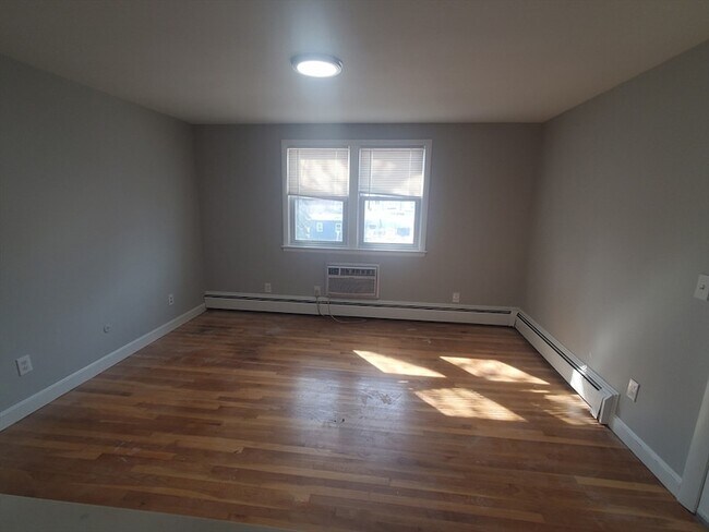 Building Photo - 433 B Sea St