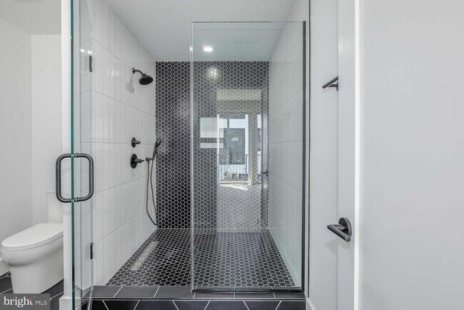 Building Photo - 722 Kenyon St NW