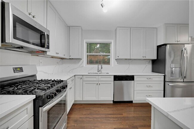 Building Photo - 2710 Dresden Dr