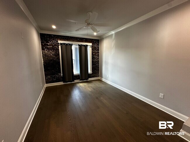 Building Photo - 120 W Laurel Ave