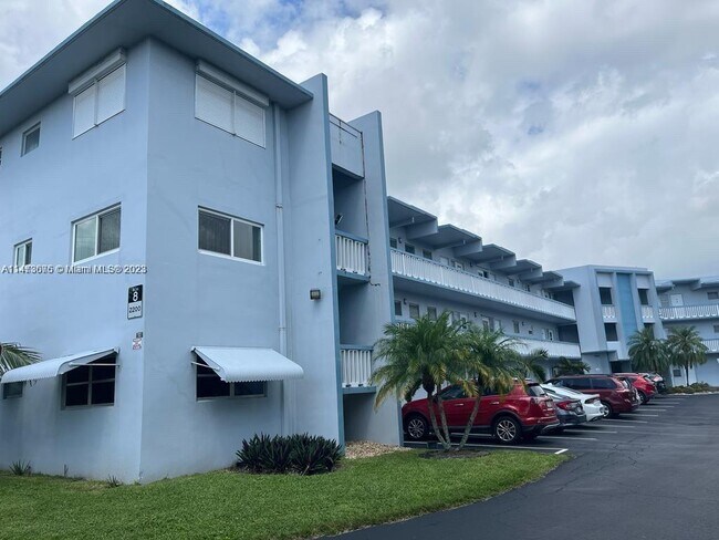 Building Photo - 2200 Park Ln