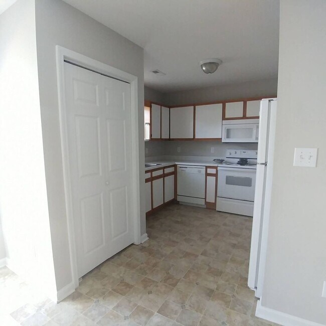 Building Photo - Townhome in Swansboro with 2 Master Suites + Community Pool. Showings Available!