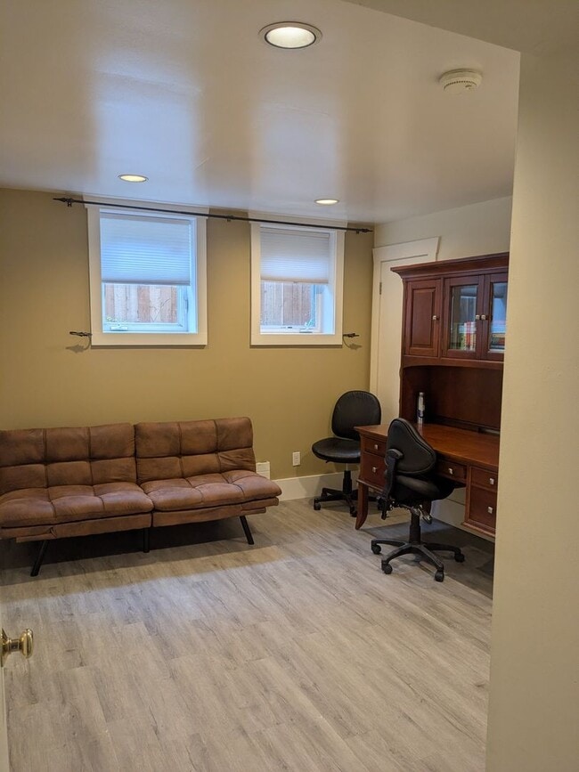 Building Photo - Montlake Duplex