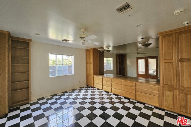 Building Photo - 302 N Griffith Park Dr