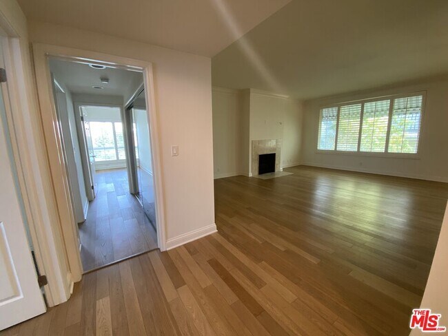 Building Photo - 125 S Elm Dr