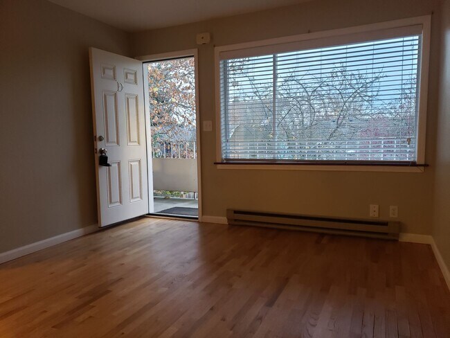 Building Photo - Fremont - Small Building - 1BR Top Floor C...