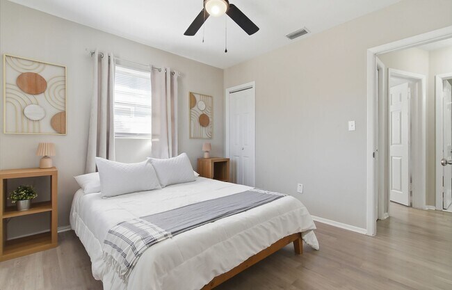 Building Photo - Charming Sarasota Retreat –4-Bedroom/3-Bathroom Modern Pool Home Near Everything!