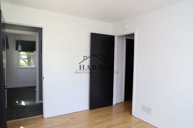 Building Photo - 406 18th Ave SW