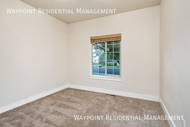 Building Photo - 2686 Vallin Ave N