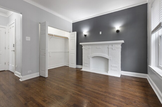 Building Photo - 1114 W Glenlake Ave