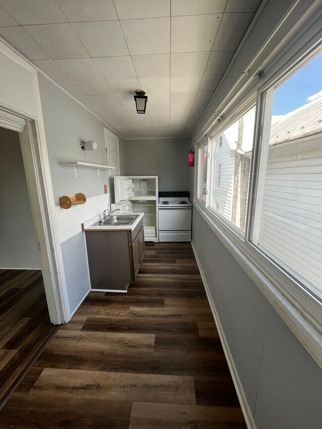Building Photo - 2 Bedrooms, 1 Bath - 2nd Story - Available...