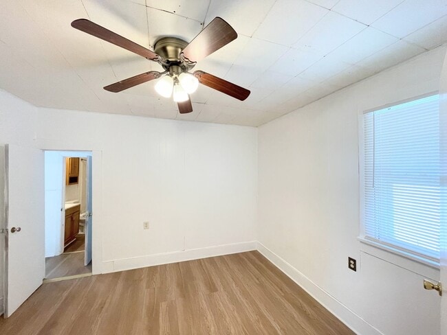 Building Photo - 3 Bedroom 1 Bathroom House