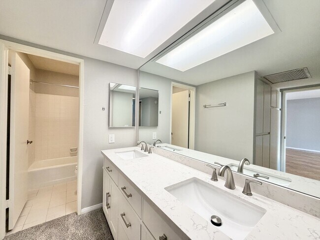 Building Photo - AVAILABLE NOW!! 3 Bedroom 2 Bathroom Condo in Palm Springs! MOVE IN SPECIAL! 50% OFF ONE MONTHS RENT