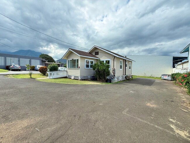 Building Photo - Newly Upgraded 2 Bedroom / 1 Bathroom House in Wailuku! Pet friendly!