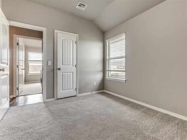 Building Photo - 609 N 5th St