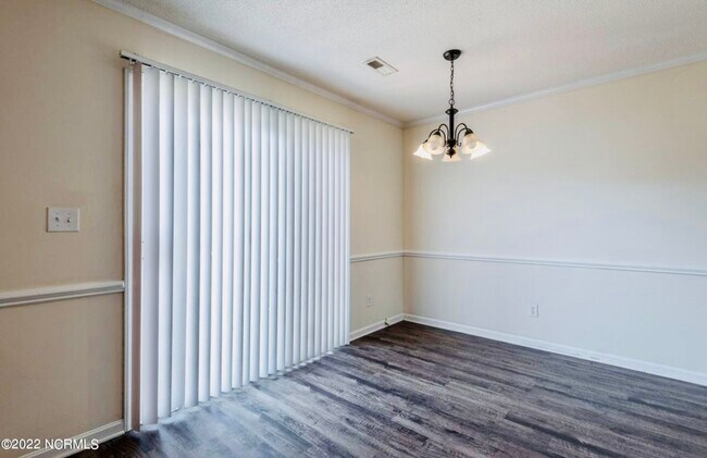 Building Photo - 2335 Vineyard Dr