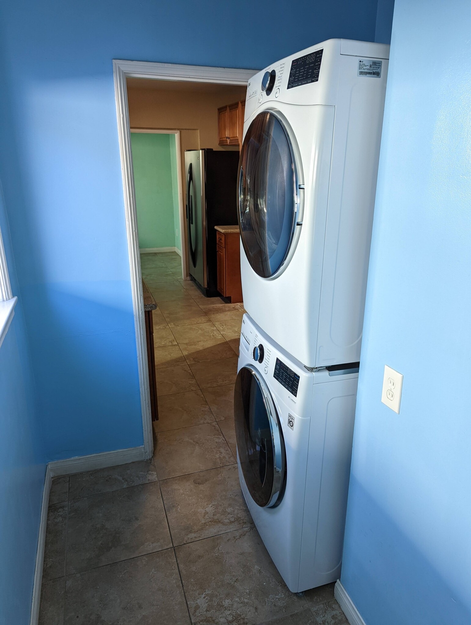 Wifi-enabled laundry suite - 4828 Sawtelle Blvd