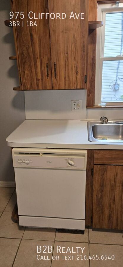 Building Photo - 975 Clifford Ave