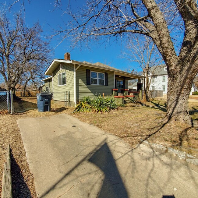Building Photo - 3 Bedroom home in Shawnee