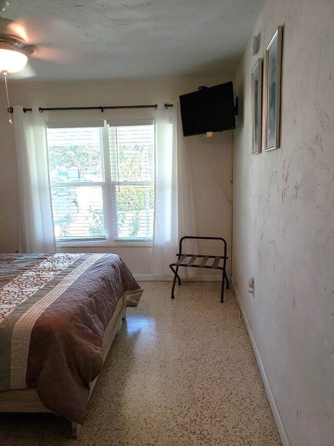 Building Photo - 2BR/2BA Venice Island Duplex Available April 2026