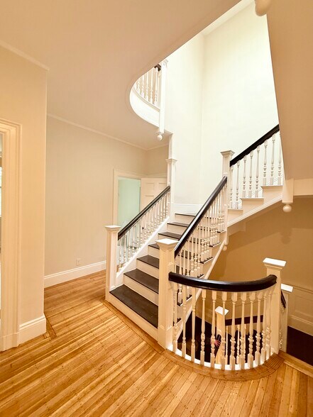 Building Photo - 1726 Beacon St