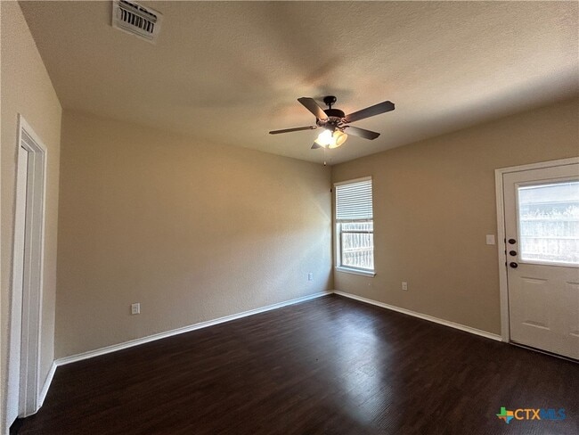 Building Photo - 697 Creekside Cir