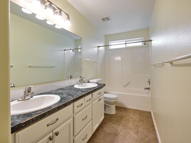Building Photo - 643 Meadowbrook Ln