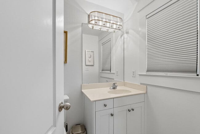 Building Photo - 4 Dearing St