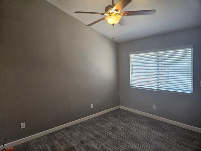 Building Photo - 935 E Roma Ave