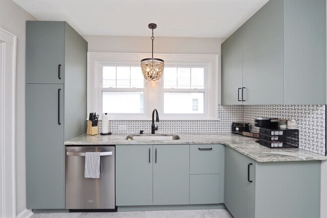 Building Photo - 215 E Cummings Ave