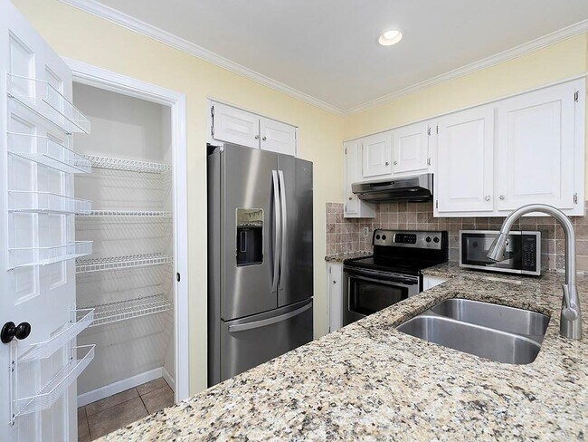 Building Photo - 8950 Carroll Manor Dr