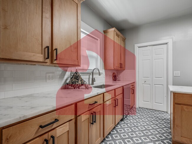 Building Photo - 1501 Gladstone Terrace