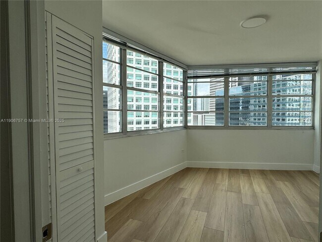 Building Photo - 825 Brickell Bay Dr