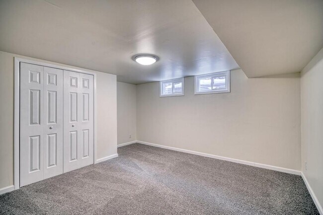 Building Photo - 225 E 25th St