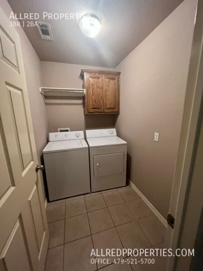 Building Photo - Gorgeous Single Family Home Off Of Mount C...