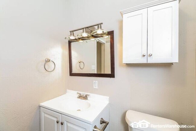Building Photo - Newly renovated spacious 4 bed/2 bath, wit...