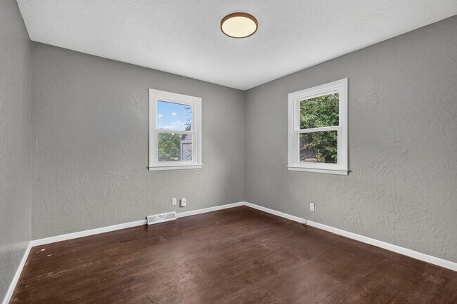 Building Photo - Newly Remodeled | 4 Bedroom | 1 Bathroom | Springfield MO!