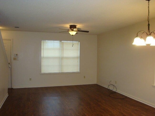 Building Photo - CUTE 2BR/2.5BA town house close to everything!