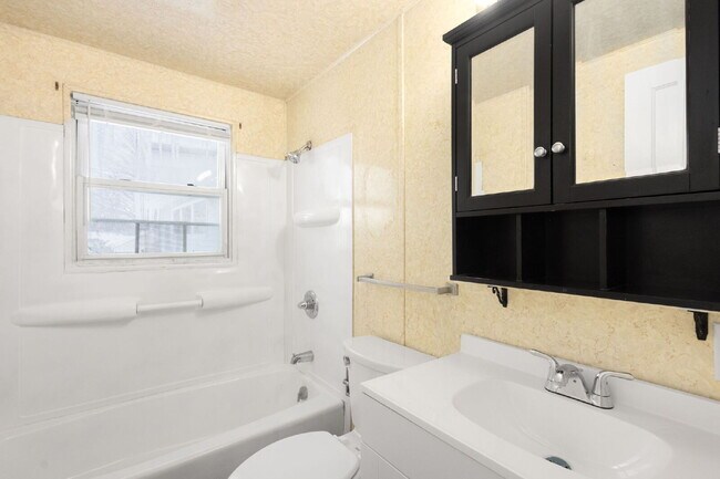 Building Photo - Available January 1st!