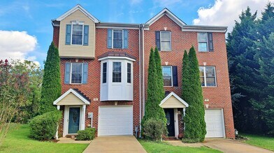 Building Photo - 3 Bed / 2-1/2 Bath Single Family Townhome ...