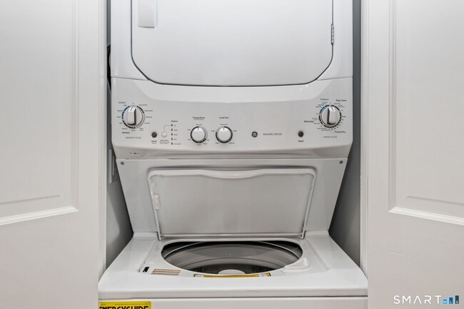 Building Photo - 17 Artic St