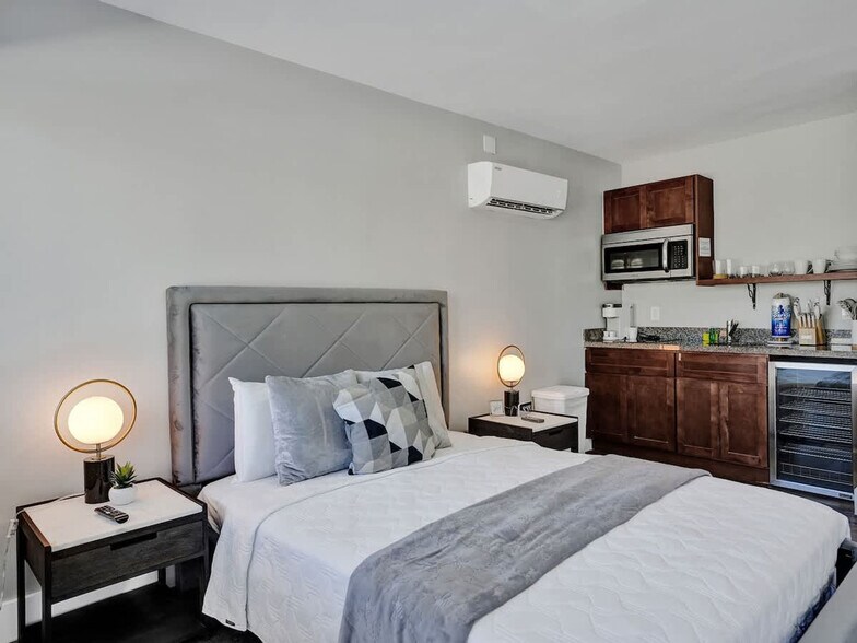 Building Photo - 3208 NE 9th St