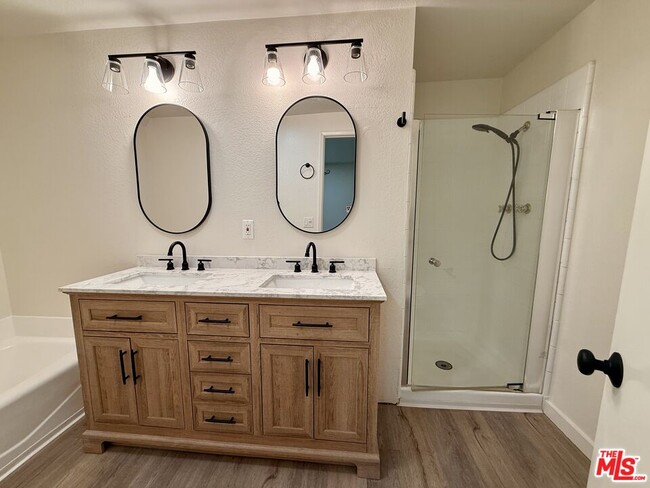 Building Photo - 10215 Variel Ave